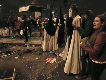 Nazarenos tras una estampida en la pasada Madrugá de Sevilla.