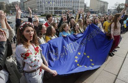 Concentraci&oacute;n proeuropea de estudiantes en Kiev, en v&iacute;speras del refer&eacute;ndum holand&eacute;s sobre el acuerdo de asociaci&oacute;n entre Ucrania y la Uni&oacute;n Europea. 