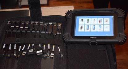 El dispositivo Cellebrite y un estuche con múltiples cables de conexión son las herramientas básicas de los forenses informáticos.