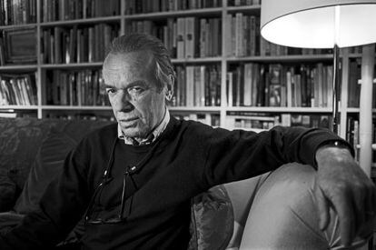 El escritor británico Martin Amis, fotografiado en su piso de Nueva York.