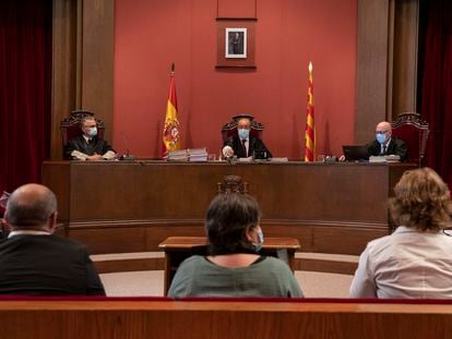 Juicio en el Tribunal Superior de Justicia de Catalunya (TSJC) a los exmiembros de la Mesa del Parlament Anna Simó (ERC), Ramona Barrufet, Lluís Corominas y Lluís Guinó (JxSí), y la exdiputada de la CUP Mireia Boya, en Barcelona el 21 de julio de 2020.
POOL
21/07/2020