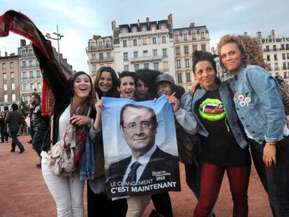 Un grupo de simpatizantes de François Hollande celebran su victoria en Lyon.
