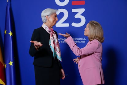 La vicepresidenta primera y ministra de Asuntos Económicos, Nadia Calviño, recibe a la presidenta del Banco Central Europeo, Christine Lagarde, antes de la reunión del Eurogrupo en Santiago de Compostela este viernes.
