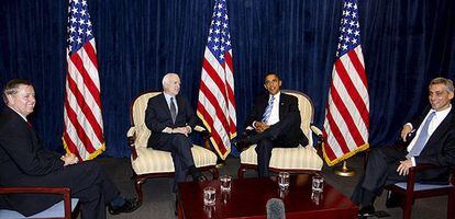 El presidente electo estadounidense, Barack Obama,conversa con el ex candidato republicano, John McCain, acompañados por el senador republicano Lindsey Graham (Izq.), y el jefe de gabinete de Obama, Rahm Emanuel, en su despacho de transición en Chicago