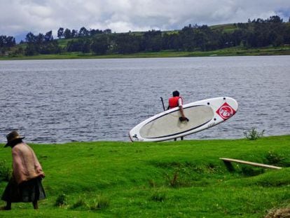Un joven de la comunidad de Pongobamba durante una sesión de 'paddle surf' en la laguna de Piuray, en Chinchero, a unos 30 kilómetros de Cuzco.