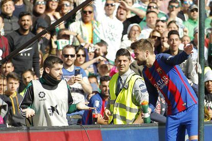 Piqué, jugador del Barcelona, se dirige a un recoge pelotas.