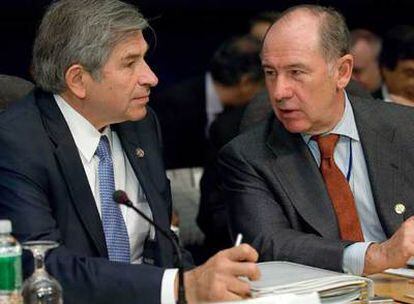 Rodrigo Rato (derecha) habla con Paul Wolfowitz en una de las reuniones celebradas con motivo de la pasada cumbre de primavera del FMI.
