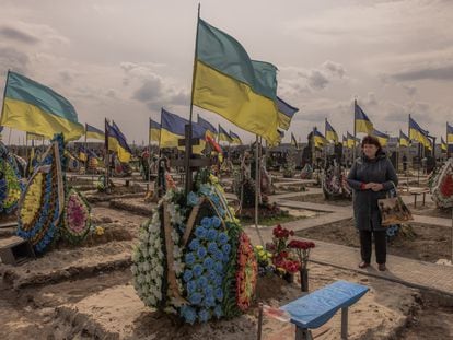 Una mujer visita un cementerio donde están enterrados soldados ucranios, el 11 de abril de 2023 en Brovary, Ucrania.