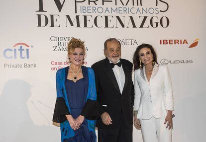 El empresario mexicano Carlos Slim, galardonado con uno de los Premios Iberoamericanos de Mecenazgo, junto con Carmen Thyssen, a su derecha, tambi&eacute;n reconocida por su labor de mecenas y Carmen Reviriego, presidenta de la Fundaci&oacute;n Callia.