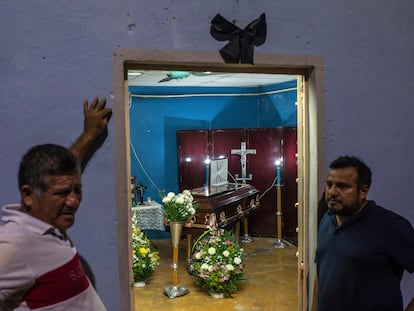 Dos hombres afuera del velorio por la videoreportera Sheila Johana García Olivera, en Minatitlán (Estado de Veracruz), el 10 de mayo.