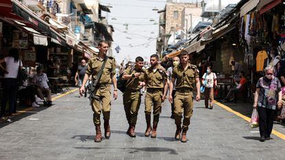 Soldados en una calle de Jerusalén, este domingo. 