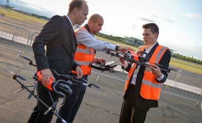 Operarios de Airbus preparan drones reconocedores de imágenes.