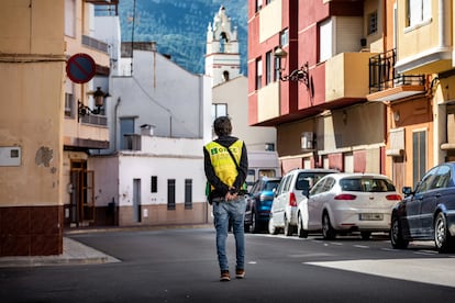 Vicent, vendedor de la Once, en una calle de Benifairó de la Valldigna.