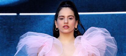 Rosalía en la alfombra roja de los Grammy latinos.