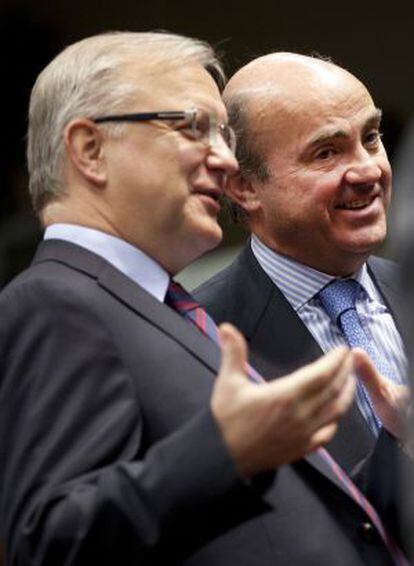 El comisario Olli Rehn conversa con Luis de Guindos, la semana pasada en Bruselas.
