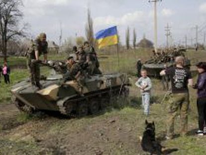 Soldados ucranianos en un veh&iacute;culo de combate de infanter&iacute;a toman posiciones en las afueras de la ciudad de Kramatorsk.