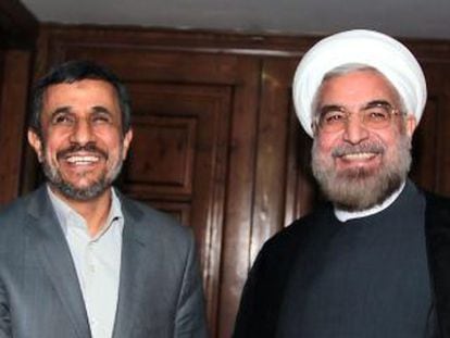 El presidente Ahmadineyad (izda) y el presidente electo Rohaní el martes.
