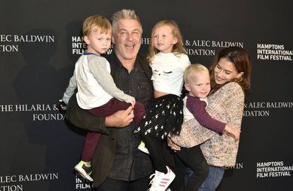 Alec Baldwin y su esposa Hilaria, con tres de sus hijos el día 6 de este mes en el Festival de cine de los Hamptons, Nueva York.