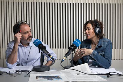 Íñigo Domínguez y Ana Fuentes, locutores de 'Hoy en EL PAÍS'.