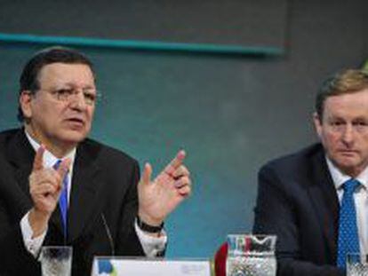 El presidente de la Comisi&oacute;n Europea Jos&eacute; Manuel Durao Barroso (i) y el primer ministro irlandes, Enda Kenny (d), dan una rueda de prensa en Dubl&iacute;n.