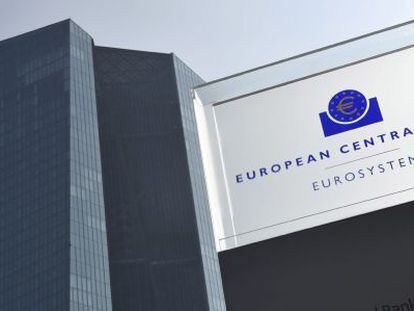 Vista del logotipo del Banco Central Europeo (BCE) en su sede de Fr&aacute;ncfort, Alemania