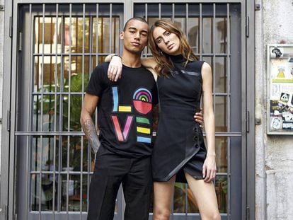 El modelo bisexual Reece King (izquierda) y la transexual Teddy Quinlivan, en Berlín.