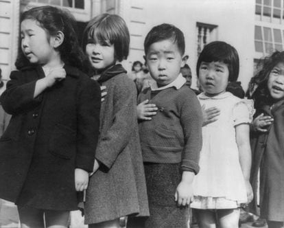La orden ejecutiva 9066 firmada por el presidente de los Estados Unidos, Franklin D. Roosevelt, el 19 de febrero de 1942, autorizaba el internamiento de americanos japoneses durante la II Guerra Mundial. En la imagen, estudiantes de primer grado, algunos de ascendencia japonesa, en la escuela pública de Weill en San Francisco juran la bandera de Estados Unidos, en abril de 1942.