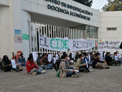 Protesta de la comunidad estudiantil en la sede del CIDE, en Ciudad de México.