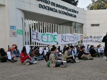 Protesta de la comunidad estudiantil en la sede del CIDE, en Ciudad de México.