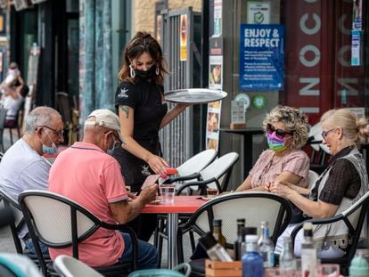 Un grupo de turistas en una terraza de Benidorm, en junio pasado.