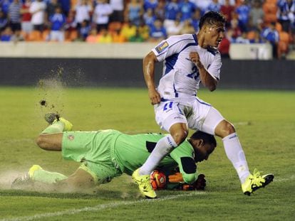 Dustin Correa, de El Salvador, vence al portero Esteban Alvarado de Costa Rica en el partido disputado en la Copa Oro 2015 en Houston.