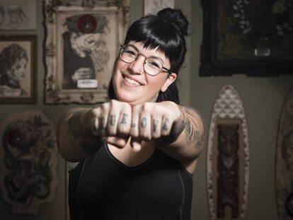 Debora Cherry en su estudio de tatuajes en Getafe.