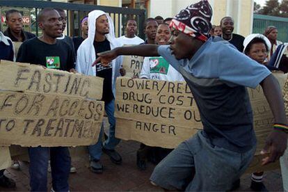 Miembros de la Asociación Surafricana de Personas con Sida protestan ante una farmacéutica en Johannnesburgo.