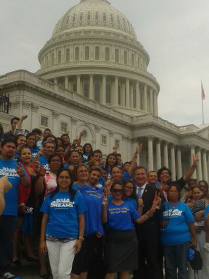 Los 'dreamers' acompañados del congresista Joe García en el Capitolio.