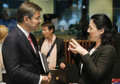 El ministro de Justicia espa&ntilde;ol, Rafael Catal&aacute;, con la comisaria europea de Justicia, Vera Jourov&aacute;.