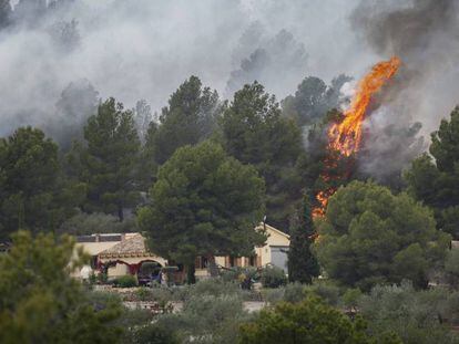 L'incendi del Perelló aguaita a una masia de la zona