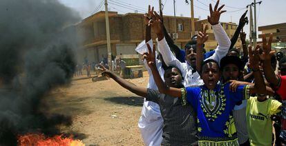 Un grupo de niños sudaneses entonan eslóganes de las protestas junto a una barricada en Jartum. 