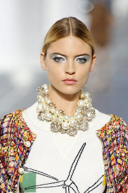 Chanel ha vuelto a apostar por las sombras metalizadas, tan de actualidad en la actual temporada y cargada de reminiscencias ochenteras.