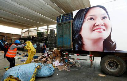 La imagen de Keiko en una planta de reciclado cerca de Lima.