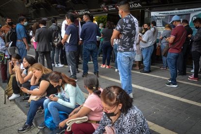 Gente haciendo fila para tramitar su constancia de situación fiscal, afuera de una oficina del SAT en Ciudad de México, el 31 de mayo de 2022.