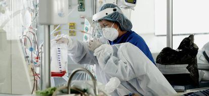 Personal médico atiende a un enfermo en una unidad de cuidado intensivo de Covid