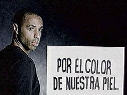 Thierry Henry, del Arsenal, en una imágenes de la campaña que protagonizan en televisión contra el racismo.