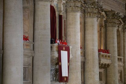 El nuevo papa electo Francisco, saluda a los congregados en la plaza de San Pedro.