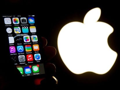 Imagen de un iPhone frente al logo de Apple