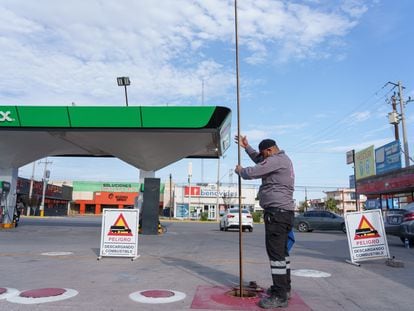 Un trabajador revisa el nivel de gasolina en un tanque subterráneo en una gasolinera de Petróleos Mexicanos (Pemex) en Ciudad Juárez, estado de Chihuahua.