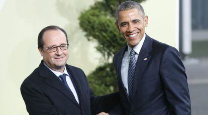 El presidente franc&eacute;s, Fran&ccedil;ois Hollande, recibe al presidente de EE UU, Barack Obama, en la Cumbre de Par&iacute;s el 30 de noviembre.