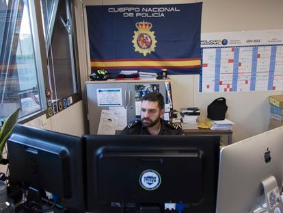 Javier, inspector jefe del grupo de protección de menores, encargados de investigar pornografía infantil. Madrid.