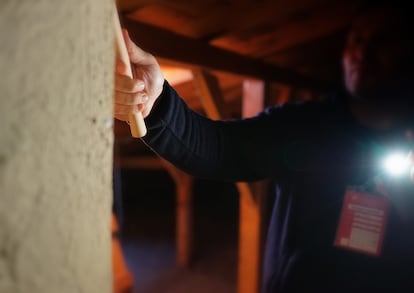 Un funcionario lleva cabo una inspección de una escuela en Erzin.