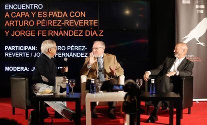 De izquierda a derecha, Juan Cruz, Jorge Fern&aacute;ndez D&iacute;az y Arturo P&eacute;rez- Reverte