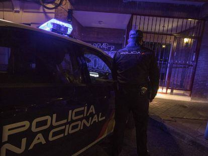 Policías durante una operación nocturna en Madrid en una imagen de archivo.